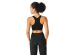 Femeie cu sutien și leggings sport negri.