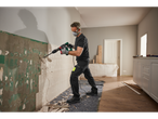 Um homem usa um martelo demolidor Parkside para remover azulejos de uma parede.
