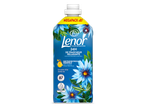 Flessen wasverzachter met blauwe bloemen en groene bladeren, met de tekst '24H DE FRAÎCHEUR RELAXANTE'.