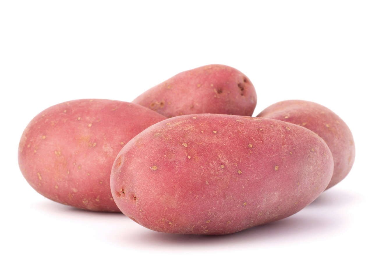 Três batatas vermelhas em um fundo branco.