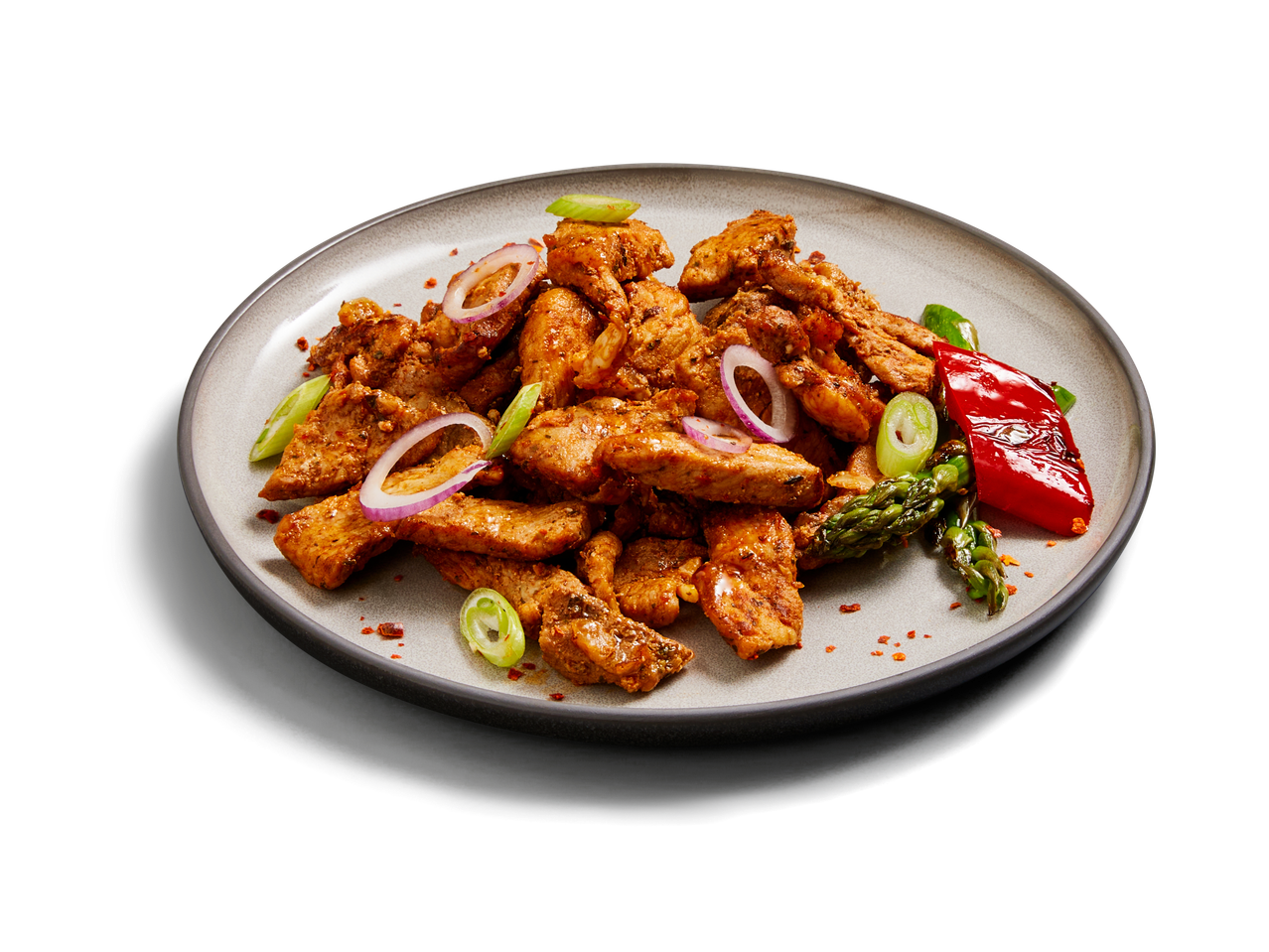 Ein Teller mit gewürfeltem, gewürztem Hühnchen, roten Zwiebeln, Frühlingszwiebeln, Spargel und roter Paprika.