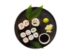 Izbor sušija, vključno z maki in uramaki z wasabijem, ingverjem in sojino omako na črnem krožniku.