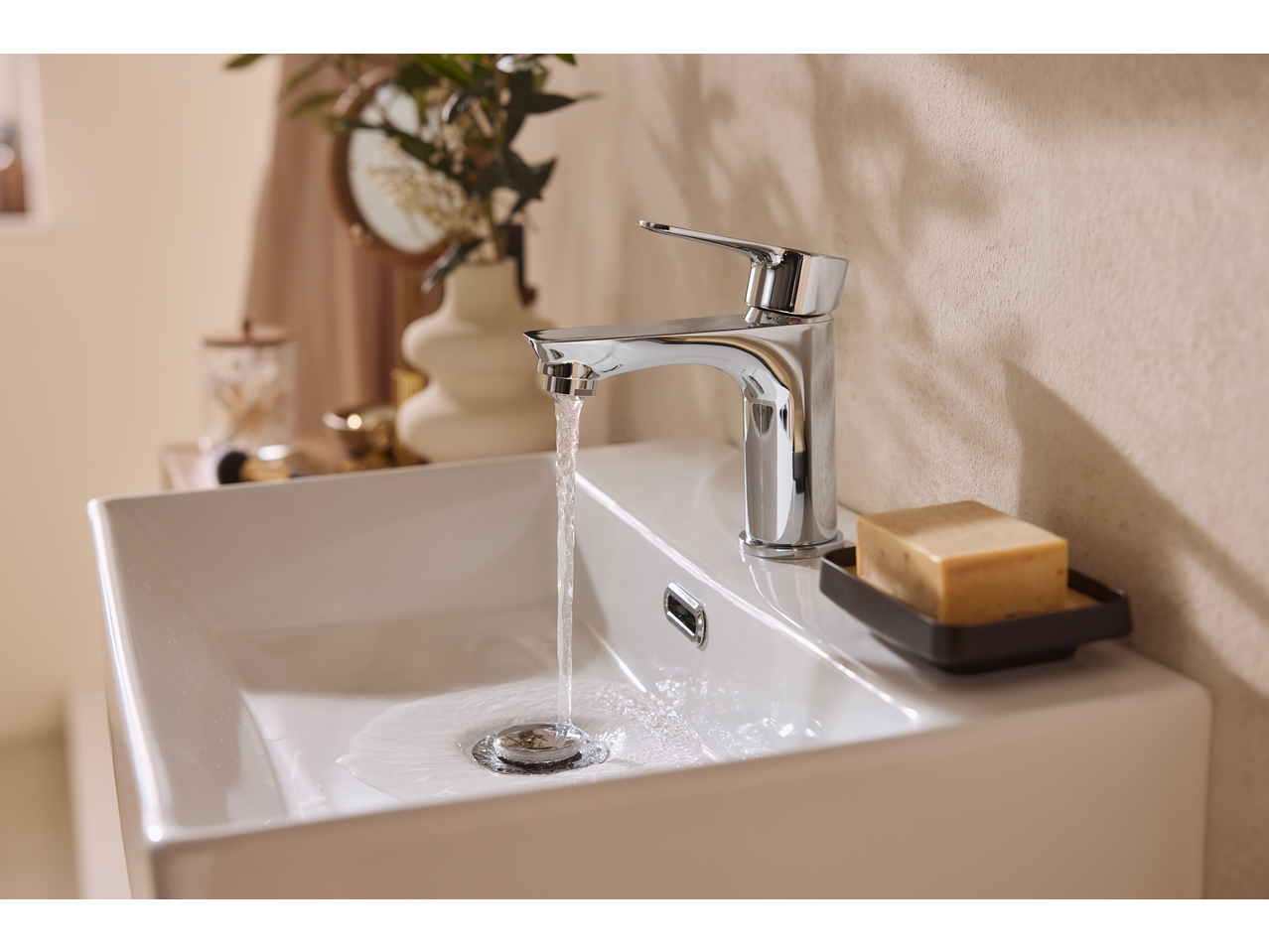 Baterie de lavoar LIVARNO cu apă curgătoare și săpun într-o baie modernă.