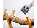 Una persona che indossa guanti taglia un tronco di legno con una sega a mano su un cavalletto.