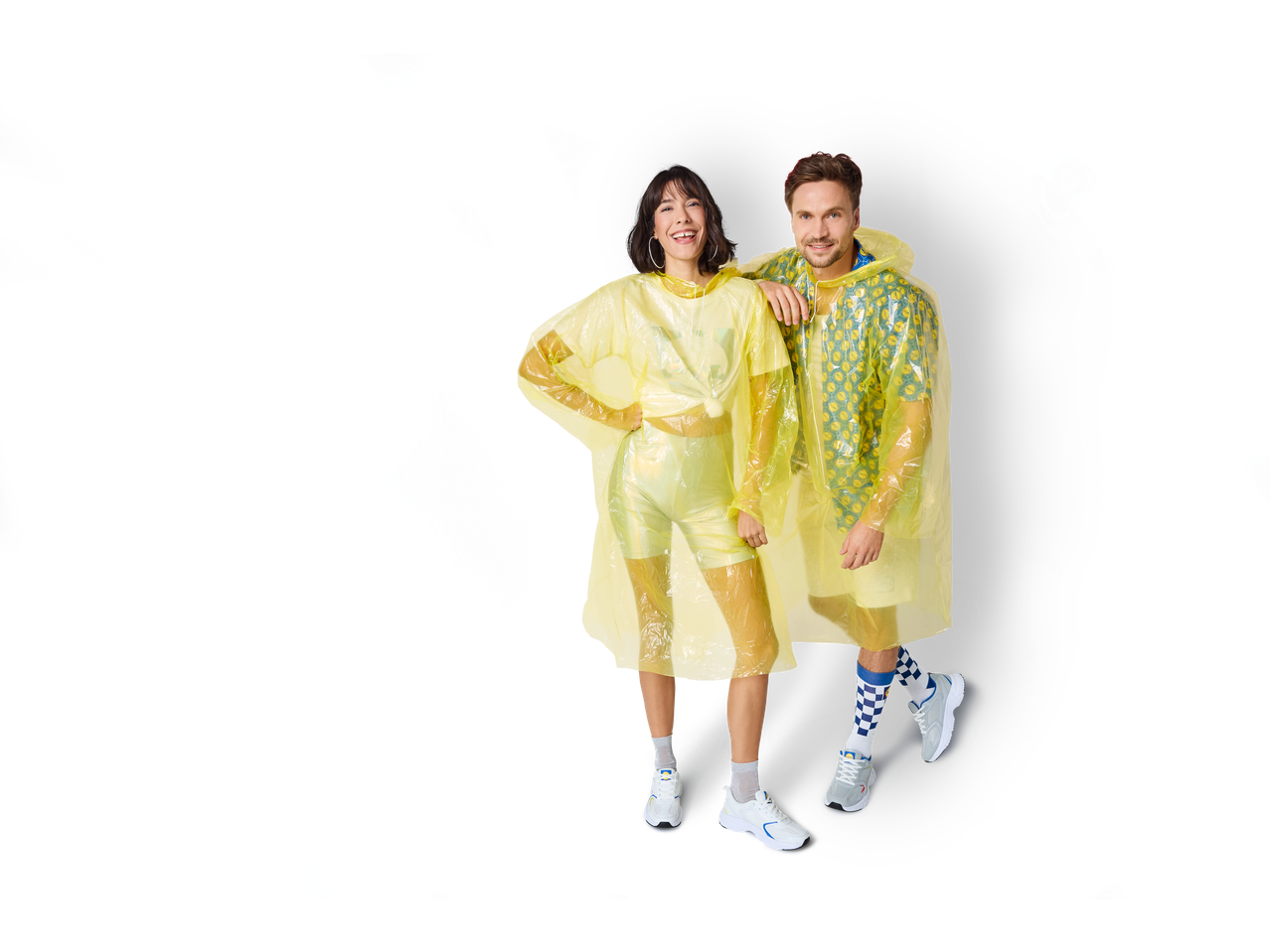 Dvoje ljudi u žutim CRIVIT kabanicama i patikama, nasmejani.