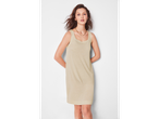 Model purtând o rochie cămașă bej fără mâneci.