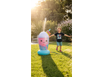 Menino a rir a brincar com um aspersor insuflável de bubble tea num jardim ensolarado.