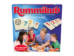 Bordspeldoos met het spel Rummikub, met een gezin dat het spel speelt en spelstukken.