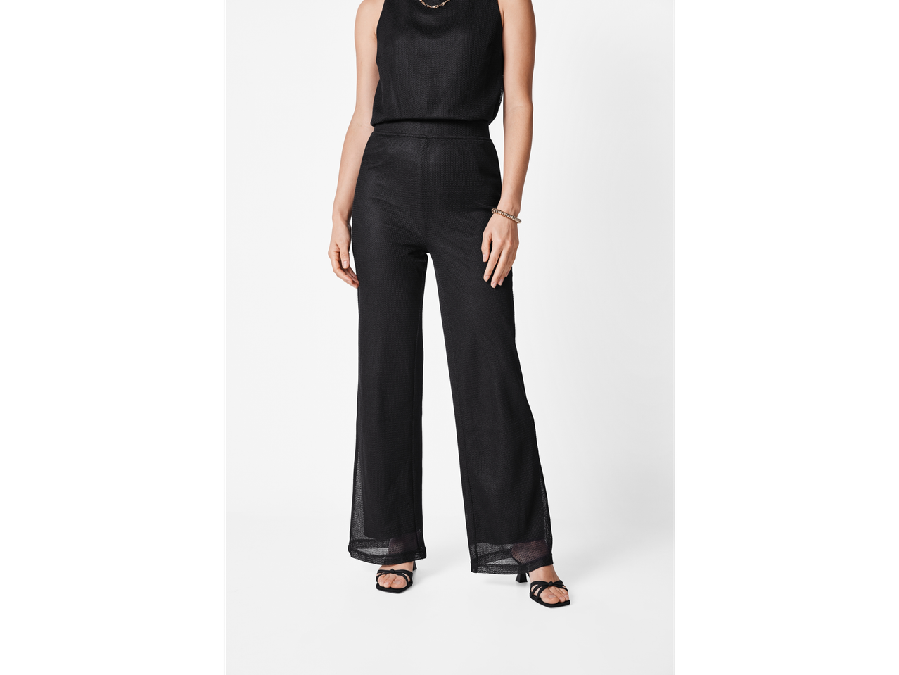 Εξαιρετική μαύρη φόρμα με φαρδιά παντελόνια και τοπ χωρίς μανίκια.