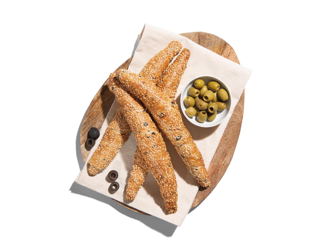 Szezámmagos grissini olajbogyóval, fa tálalón