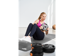 Mulher em roupa desportiva Crivit a exercitar-se com peso num tapete.