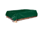 Lona verde sobre uma pilha de lenha.
