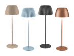 Fire gulvlamper i forskellige farver: beige, lyseblå, mørkegrå og kobber.