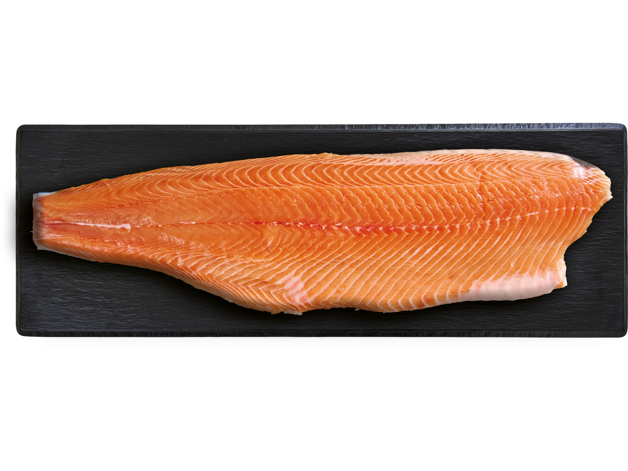 Nahaga lõhefilee mustal ristkülikukujulisel taldrikul