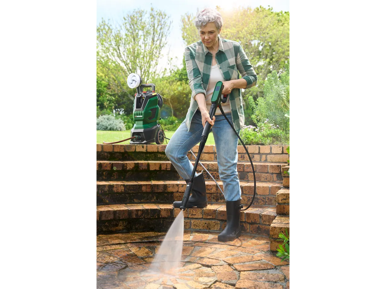 Go to full screen view: 2400W Pressure Washer - Image 1