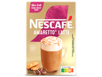 NESCAFÉ Amaretto Latte verpakking met een mok latte, cantuccini en koffiebonen.