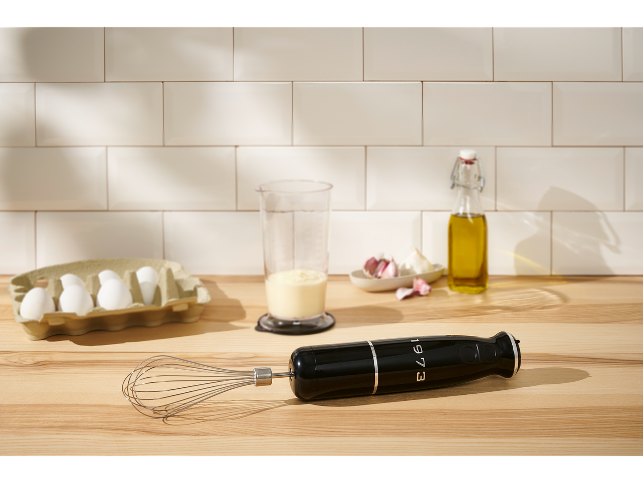 Tel electric SILVERCREST pe o masă de lemn, cu ingrediente pentru gătit