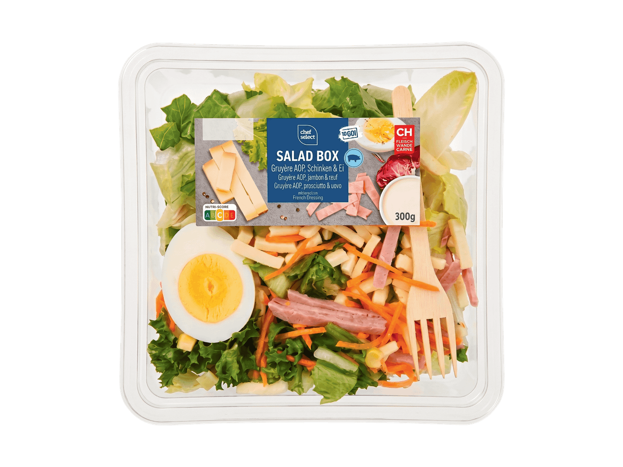 Salade en boîte avec fromage, jambon, œufs et carottes, avec fourchette en bois.