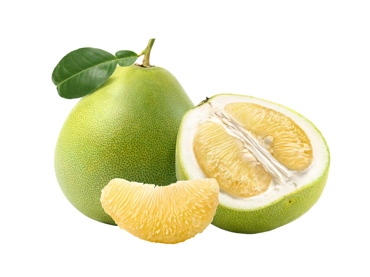 Visa pomelo su lapu, perpjauta pomelo pusė ir nulupta skiltelė