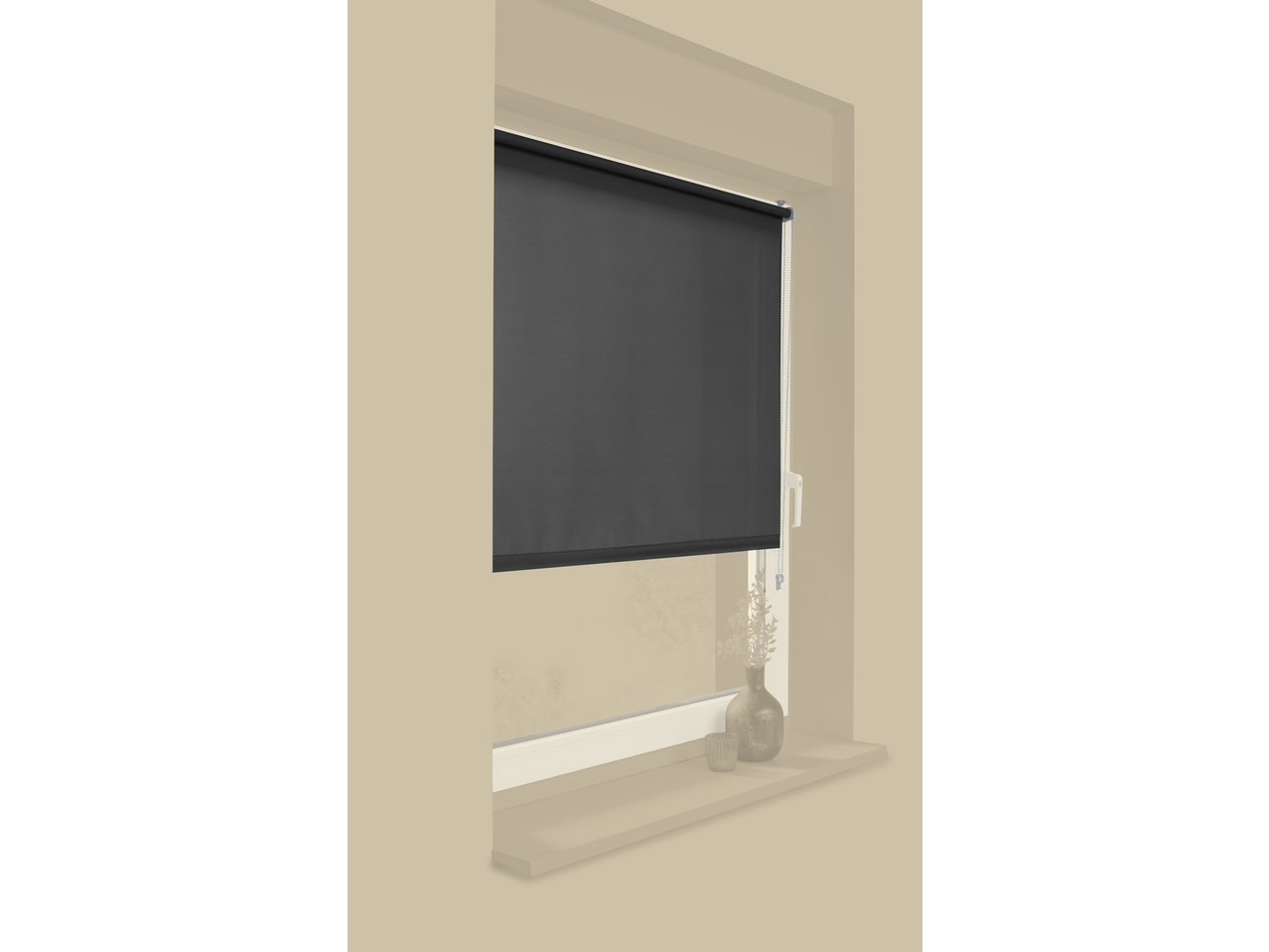 Σκούρο γκρι ρολό συσκότισης LIVARNO σε παράθυρο με μπουκάλι και ποτήρι.