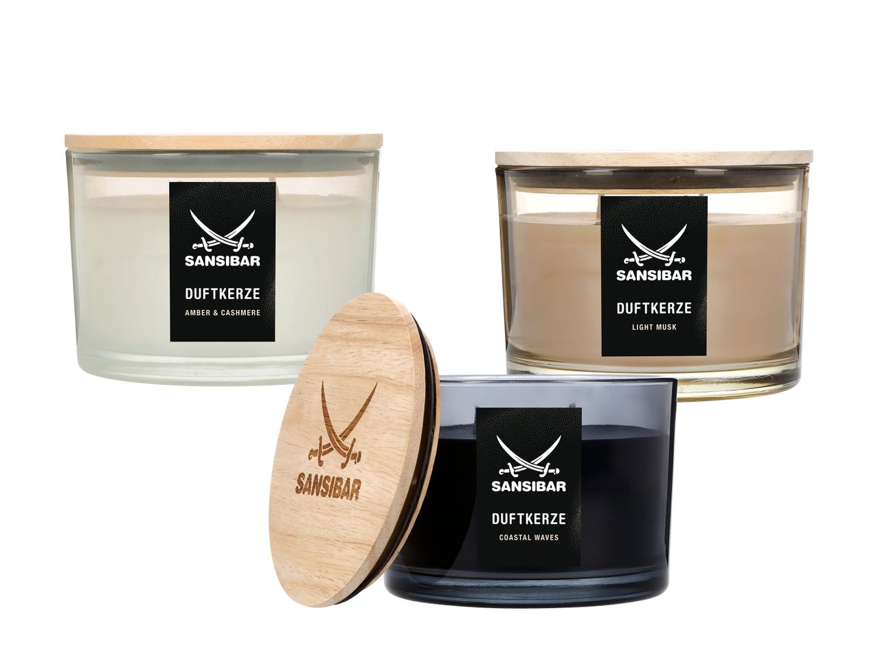 Drei Sansibar Duftkerzen in Glasgefäßen mit Holzdeckeln, in den Düften Amber & Cashmere, Light Musk und Coastal Waves.