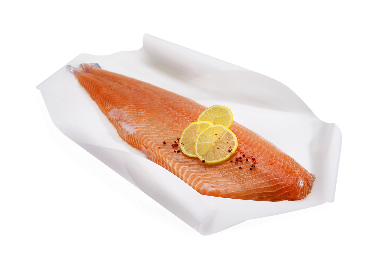 Filet de saumon entier avec des tranches de citron et des grains de poivre sur du papier blanc