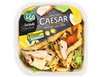 Salade César avec poulet rôti, œuf et sauce, sans fourchette en plastique.