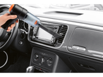 Aspirador sem fio Clean Maxx 2 em 1 limpando o interior de um carro.