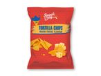 Rød pose med Snack Day tortillachips med nacho-ostesmag og billeder af chips og ost.