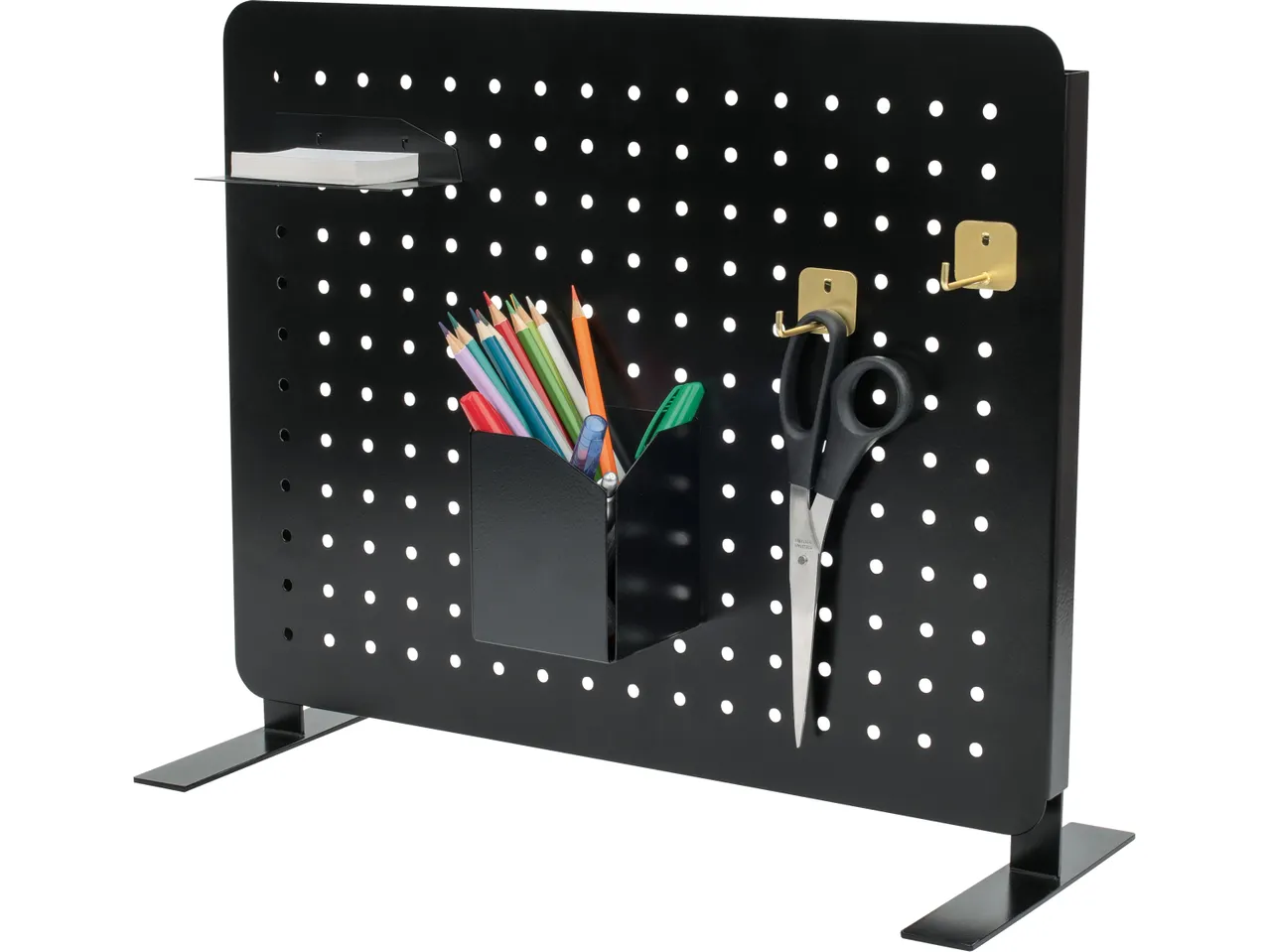 Pannello forato nero con accessori da scrivania, tra cui matite colorate e forbici.