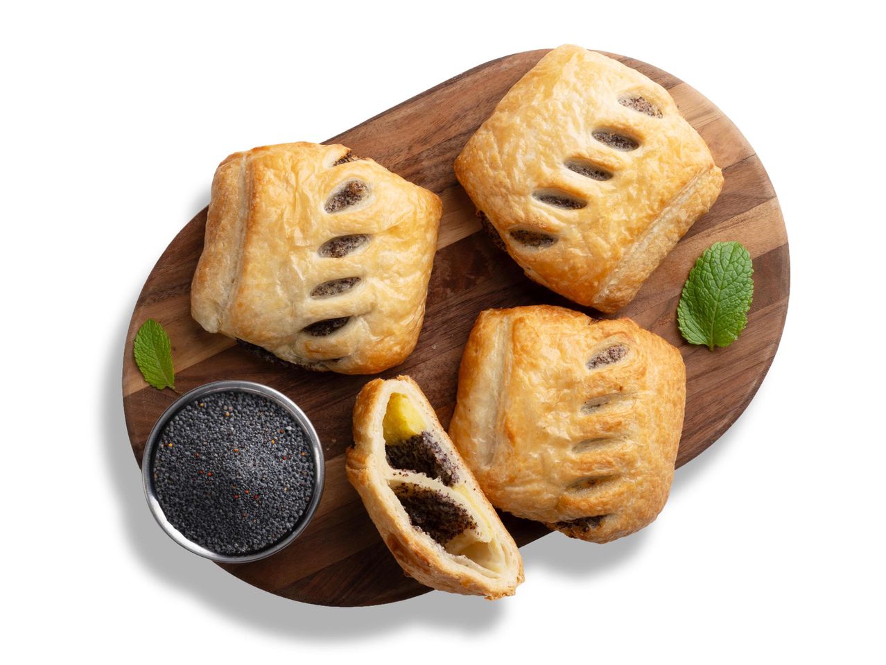 Mákos sütemények és mák egy fa tálcán, fehér háttérrel.