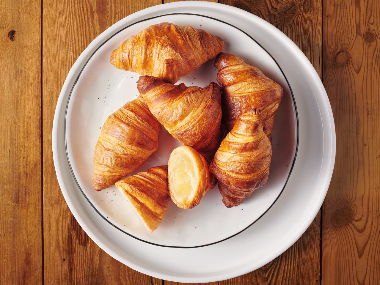 Кроасани в чиния.