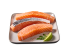 Três filetes de salmão fresco com pele, lima e salsa num prato.