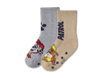 Zwei Paar Paw Patrol Socken: ein graues mit Chase und ein beiges mit Rubble und dem Schriftzug „PATROL“.