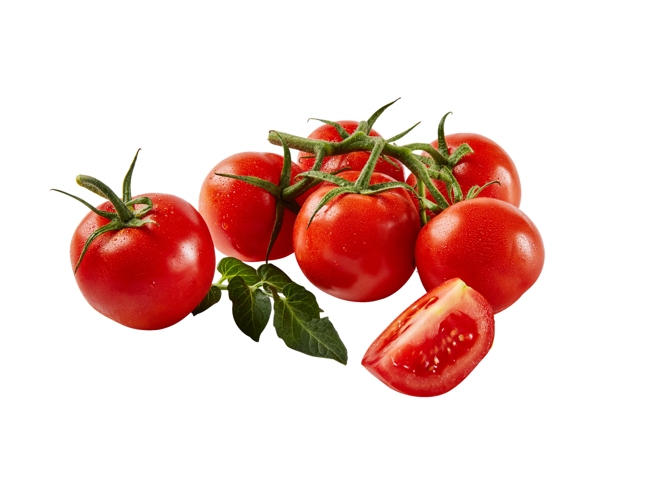 Roșii proaspete roșii ciorchine cu o felie, pe fundal alb.