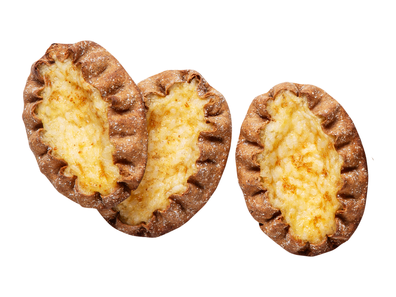 Kolme karjalanpiirakkaa, joissa on riisitäyte ja rypytetyt ruiskuoret, mustalla taustalla.