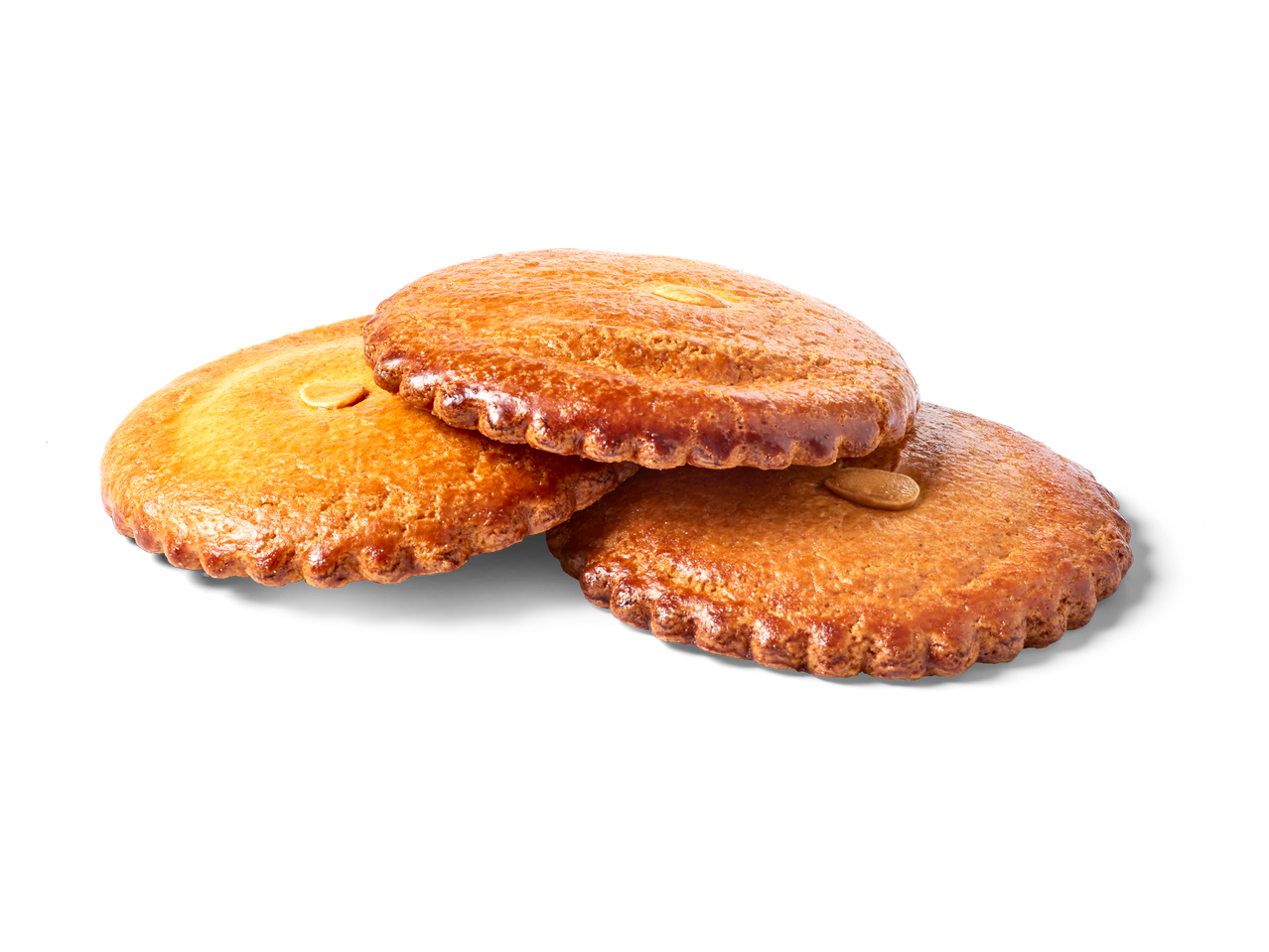 Drie ronde, goudbruine koekjes met amandelstukjes erop, gestapeld op een zwarte achtergrond.