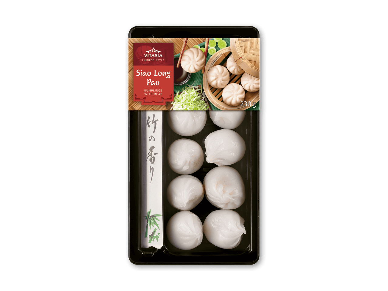 Pakke med kinesiske dampede dumplings med kød, serveret med spisepinde og grøntsager.