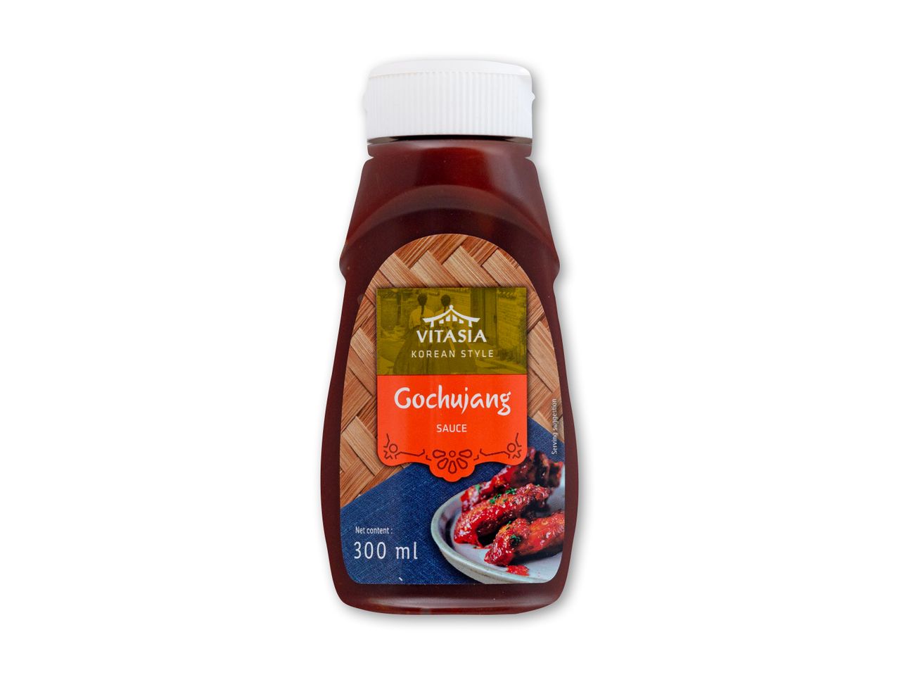 Flaske med koreansk gochujang-sauce med et billede af kyllingevinger på etiketten.