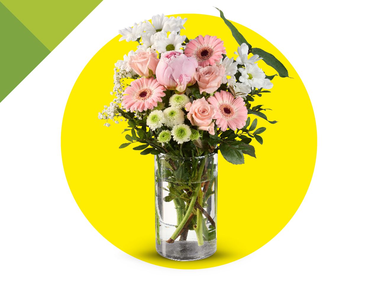 Buket ružičastih ruža, gerbera i bijelih tratinčica u staklenoj vazi na žutoj pozadini.
