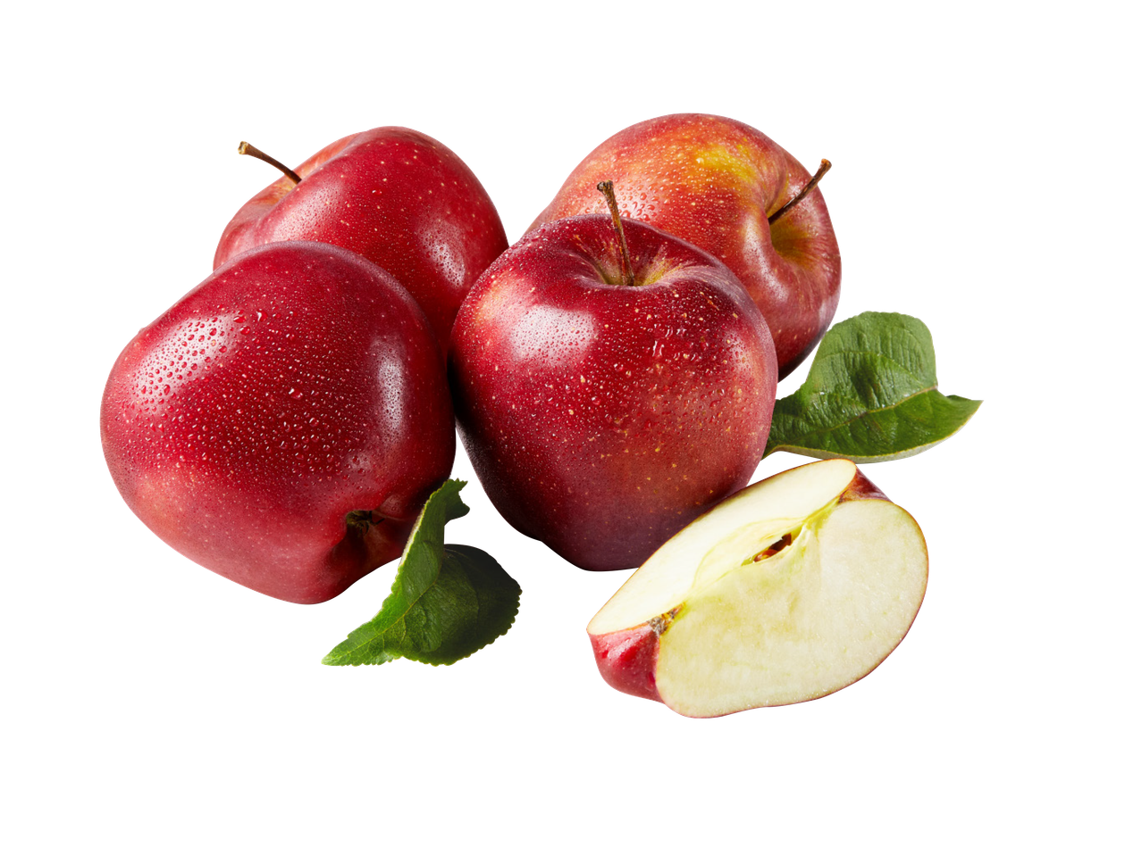 Crvene jabuke sa kapljicama vode i listovima, jedna jabuka je isečena na četvrtine.
