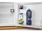 Frigider cu o carafă de apă SILVERCREST cu fructe și un carton de suc de fructe.