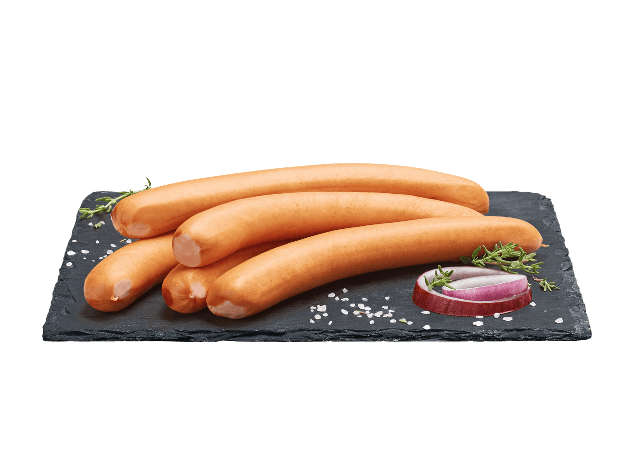 Saucisses sur une ardoise avec du romarin, des oignons et du sel.