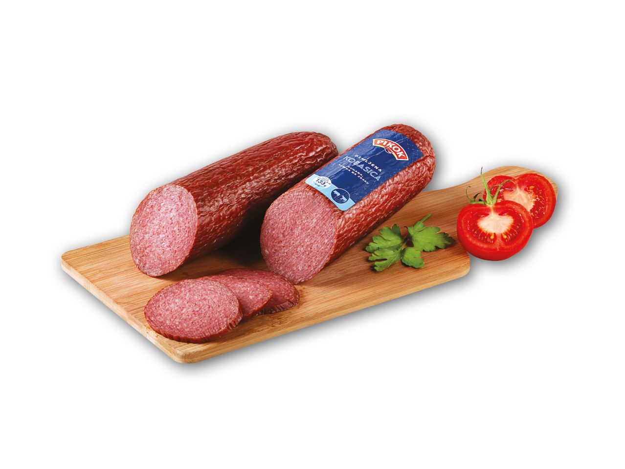 Slanina narezana na kriške na drvenoj dasci.