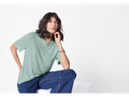 Modelo usando camiseta verde-menta e jeans.