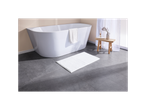 Tappetino da bagno bianco vicino a una vasca da bagno indipendente.