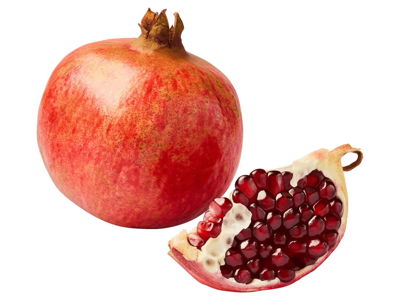 Egész és egy cikkely gránátalma fekete háttér előtt.