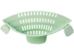 Escorredor de macarrão verde-claro em forma de meia-lua com alças.