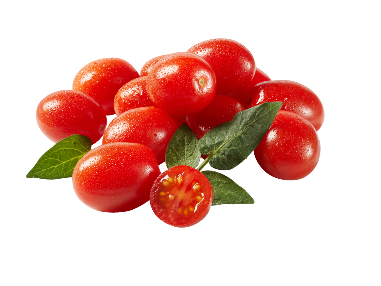 Švieži raudoni vyšniniai pomidorai su žaliais lapais ir perpjautu pomidoru.