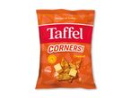 En orange pose med majschips med ostesmag, der lover intens smag og ekstra crunch.
